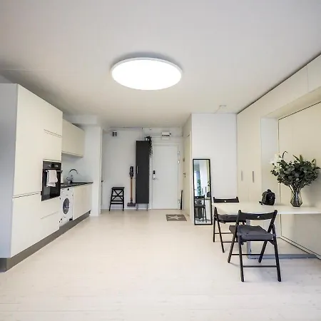 아파트 Central Location, Newly Renovated, Feeling *