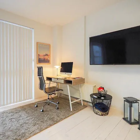 Central Location, Newly Renovated, Feeling 아파트