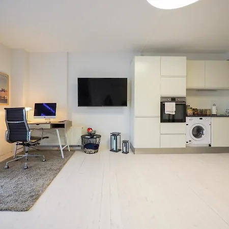 Central Location, Newly Renovated, Feeling 아파트